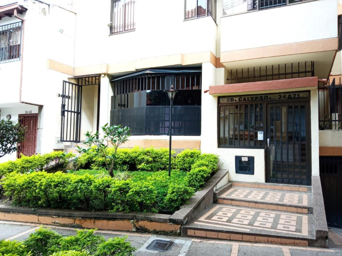 Acogedor Apartaestudio Ubicado En Laureles Apartment Medellin Luaran gambar