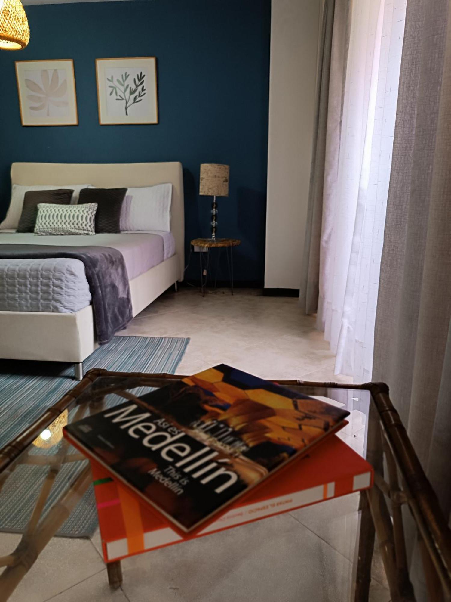 Acogedor Apartaestudio Ubicado En Laureles Apartment Medellin Luaran gambar